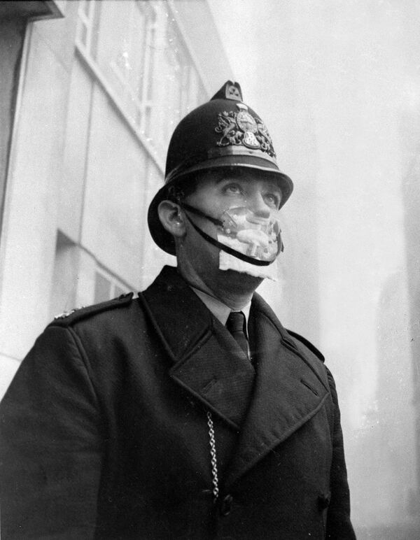 Британский полицейский в защитной маске от серного смога, 1962 год - Sputnik Латвия