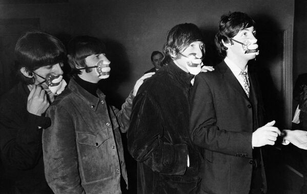 Участники группы Beatles  в защитных масках против смога, Манчестер, 1965 год - Sputnik Латвия