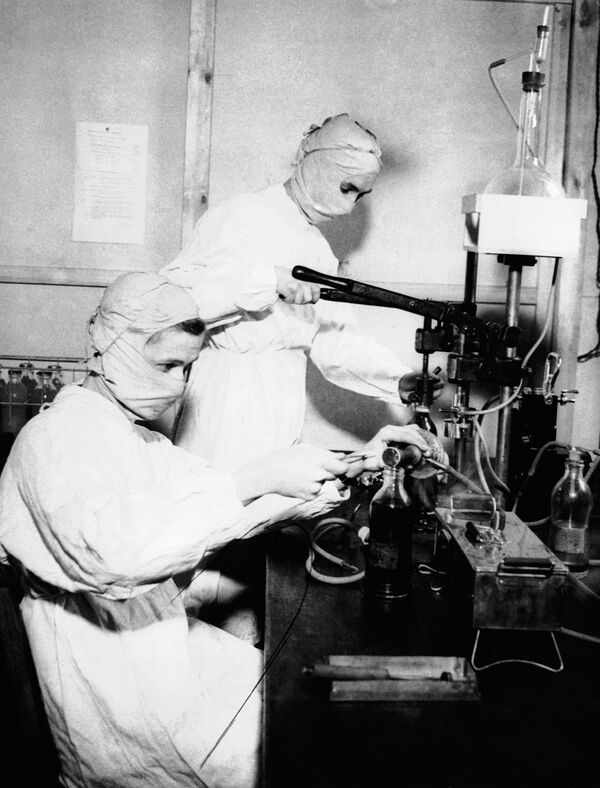 Медсестры в защитных масках в английском госпитале, 1943 год - Sputnik Латвия