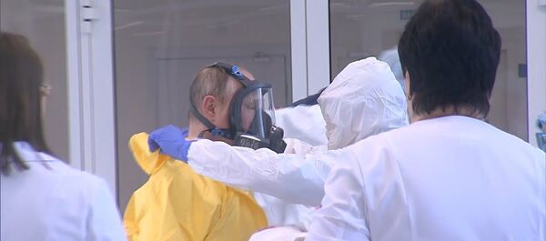 Путин надел противочумной костюм и отправился к больным коронавирусом - Sputnik Латвия