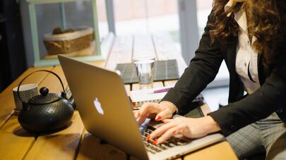 Девушка работает из дома