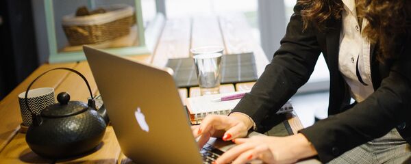 Девушка работает из дома Девушка работает из дома - Sputnik Латвия