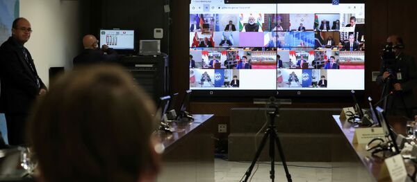 Телеэкран, на котором видны лидеры стран G20 - Sputnik Латвия