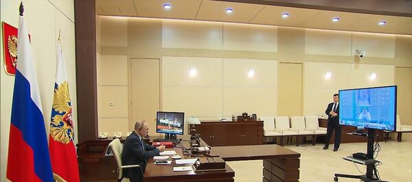 Видеоконференции лидеров G20 прямо из кабинета президента РФ Владимира Путина - Sputnik Латвия