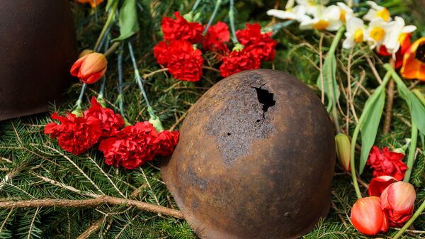 Пробитая пулей каска времен Второй мировой войны на могиле советских воинов - Sputnik Латвия