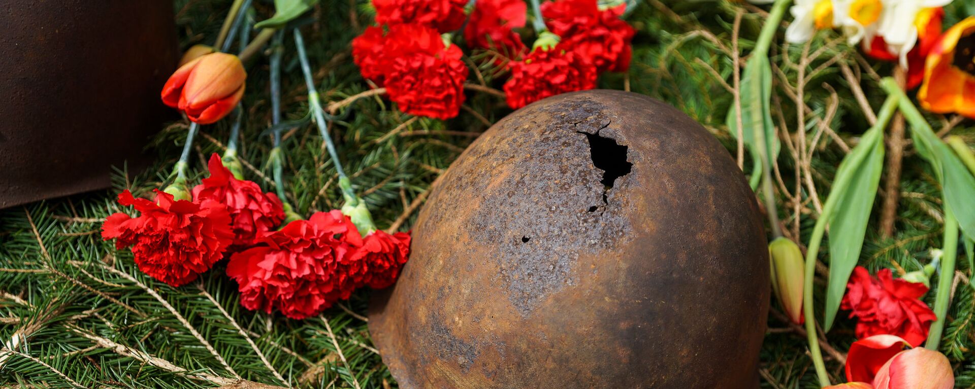 Пробитая пулей каска времен Второй мировой войны на могиле советских воинов - Sputnik Латвия, 1920, 22.06.2021