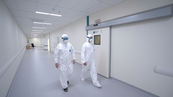 Сотрудники медицинского стационара на территории больничного комплекса в Коммунарке - Sputnik Latvija