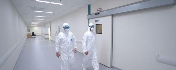 Сотрудники медицинского стационара на территории больничного комплекса в Коммунарке Сотрудники медицинского стационара на территории больничного комплекса в Коммунарке - Sputnik Latvija