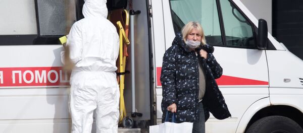 Бригада скорой медицинской помощи доставила пациента с подозрением на коронавирус в больницу в Коммунарке Бригада скорой медицинской помощи доставила пациента с подозрением на коронавирус в больницу в Коммунарке - Sputnik Latvija