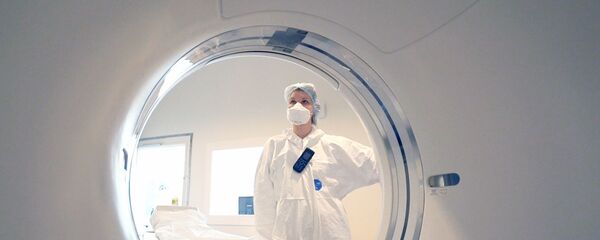 Сотрудница медицинского стационара на территории больничного комплекса в Коммунарке Сотрудница медицинского стационара на территории больничного комплекса в Коммунарке - Sputnik Latvija