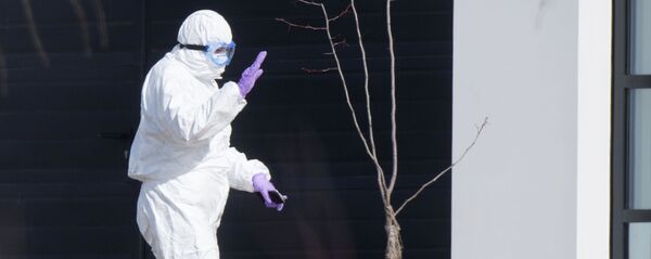 Врач медицинской скорой помощи возле больницы в Коммунарке - Sputnik Latvija