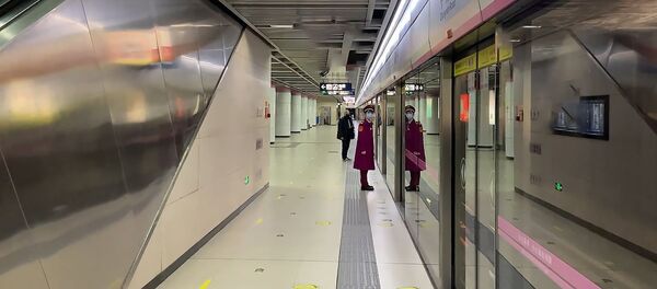 Видеофакт: Ухань возвращается к жизни - заработало метро, но пока пустует - Sputnik Латвия