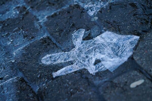 Одноразовая полиэтиленовая перчатка вмерзла в лед - Sputnik Латвия