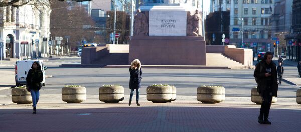 Люди соблюдают социальную дистанцию, передвигаясь в центре Риги - Sputnik Latvija