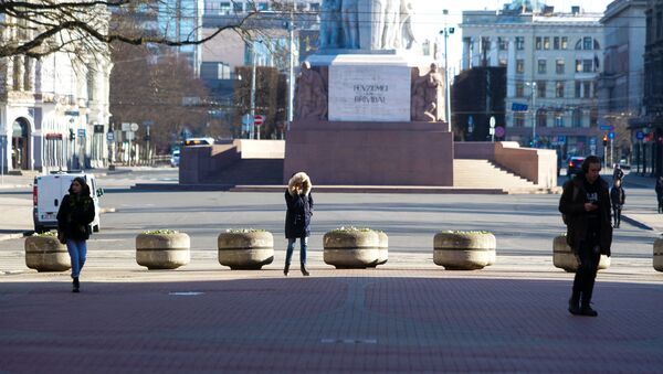 Люди соблюдают социальную дистанцию, передвигаясь в центре Риги - Sputnik Latvija