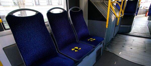 В рижском общественном транспорте разрешено сидеть по одному на расстоянии 2 м друг от друга - Sputnik Latvija