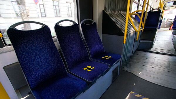 В рижском общественном транспорте разрешено сидеть по одному на расстоянии 2 м друг от друга - Sputnik Latvija
