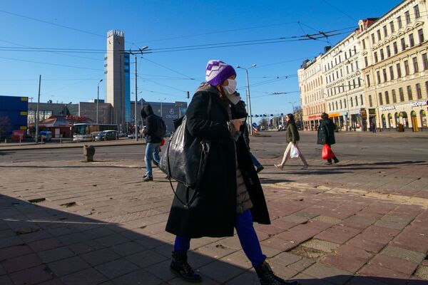 Женщина в защитной маске - Sputnik Латвия