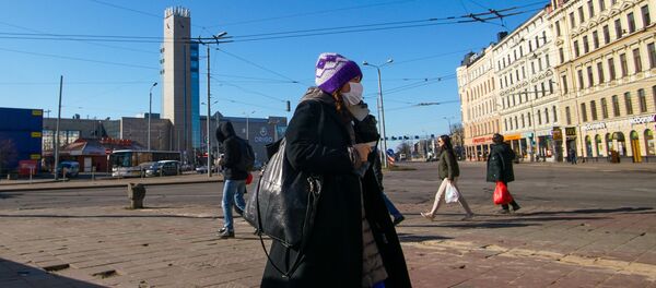Женщина в защитной маске - Sputnik Латвия