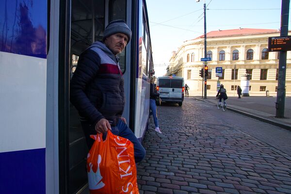 Мужчина выходит из трамвая - Sputnik Латвия