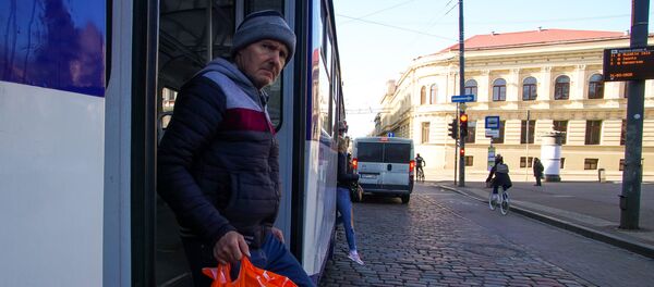 Мужчина выходит из трамвая - Sputnik Латвия