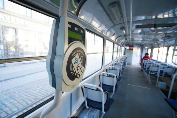 Валидатор электронного проездного билета в рижском трамвае - Sputnik Латвия
