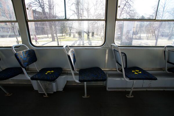 В рижском общественном транспорте разрешено сидеть по одному на расстоянии 2 м друг от друга - Sputnik Латвия