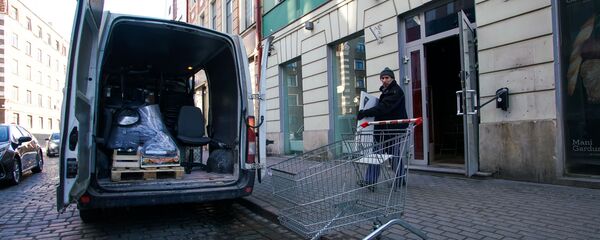 Грузчики выносят вещи из закрытого магазина в Старой Риге Грузчики выносят вещи из закрытого магазина в Старой Риге - Sputnik Латвия