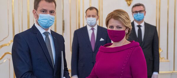 Президент Словакии Зузана Чапутова и премьер-министр Словакии Игорь Матович в медицинских масках - Sputnik Латвия
