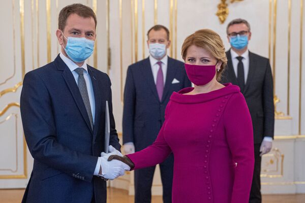 Президент Словакии Зузана Чапутова и премьер-министр Словакии Игорь Матович в медицинских масках - Sputnik Латвия