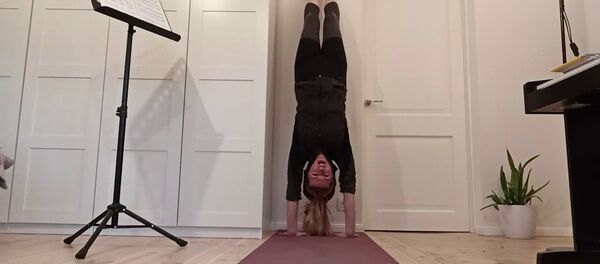 Ария в стойке на руках: репетиции оперных исполнителей в режиме ЧС - Sputnik Латвия