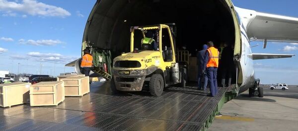 В аэропорту Нью-Йорка разгружают самолет с медоборудованием, прилетевший из России В аэропорту Нью-Йорка разгружают самолет с медоборудованием, прилетевший из России - Sputnik Латвия