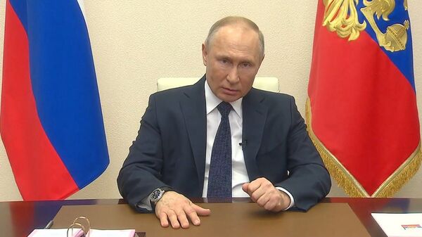 Путин продлил нерабочие дни до 30 апреля и рассказал о других мерах борьбы с вирусом - Sputnik Латвия