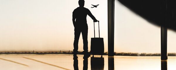 Пассажир в здании терминала аэропорта Пассажир в здании терминала аэропорта - Sputnik Latvija