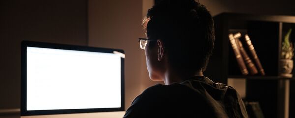 Подросток за компьютером Подросток за компьютером - Sputnik Латвия