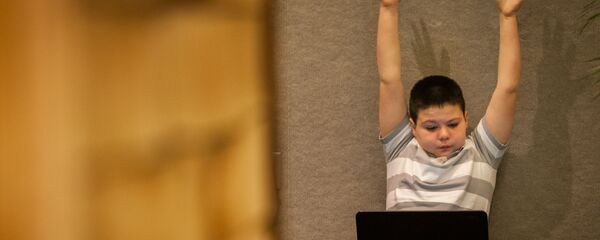 Уставший ребенок с ноутбуком - Sputnik Латвия