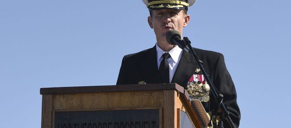 Капитан авианосца Теодор Рузвельт Бретт Крозье. Архивное фото Капитан авианосца Теодор Рузвельт Бретт Крозье. Архивное фото - Sputnik Latvija