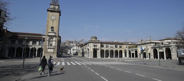 Женщины выгуливают собаку по пустым улицам Бергамо Женщины выгуливают собаку по пустым улицам Бергамо - Sputnik Латвия
