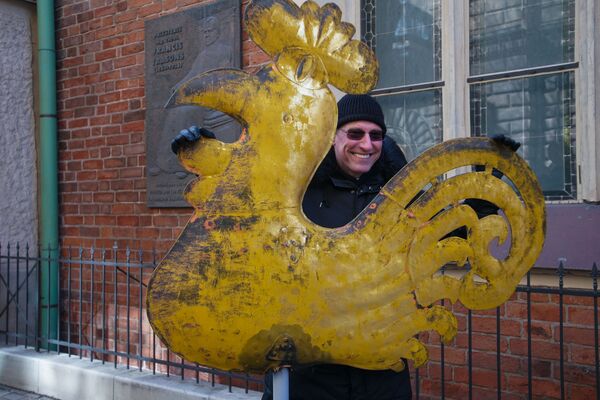 Улетел, но обещал вернуться: со шпиля церкви Святого Иакова сняли петушка - Sputnik Латвия