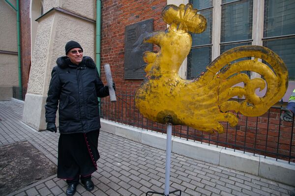 Улетел, но обещал вернуться: со шпиля церкви Святого Иакова сняли петушка - Sputnik Латвия