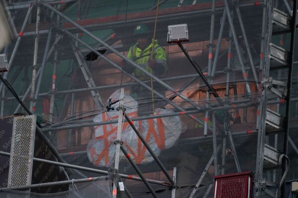 Улетел, но обещал вернуться: со шпиля церкви Святого Иакова сняли петушка - Sputnik Латвия