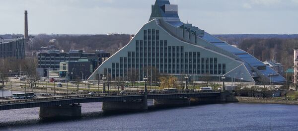 Здание Национальной библиотеки и Каменный мост - Sputnik Latvija