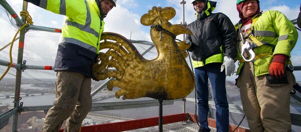 Улетел, но обещал вернуться: со шпиля церкви Святого Иакова сняли петушка - Sputnik Латвия