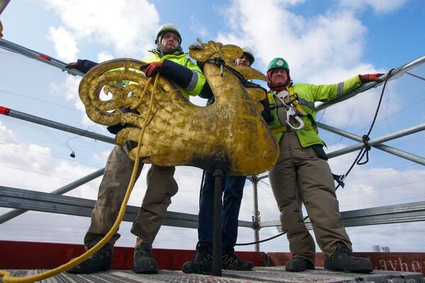 Улетел, но обещал вернуться: со шпиля церкви Святого Иакова сняли петушка - Sputnik Латвия