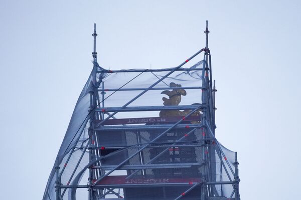 Улетел, но обещал вернуться: со шпиля церкви Святого Иакова сняли петушка - Sputnik Латвия