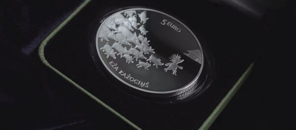 Коллекционная серебряная монета достоинством 5 евро Сказочная монета II. Ежова шубка Коллекционная серебряная монета достоинством 5 евро Сказочная монета II. Ежова шубка - Sputnik Latvija