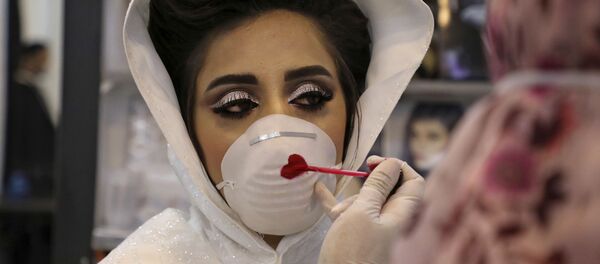 Палестинская невеста во время раскрашивания маски на свадебной церемонии на Западном берегу  - Sputnik Латвия