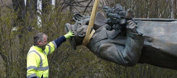 Демонтаж памятника маршалу Коневу в Праге - Sputnik Латвия