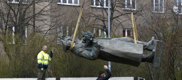 Демонтаж памятника маршалу Коневу в Праге - Sputnik Латвия