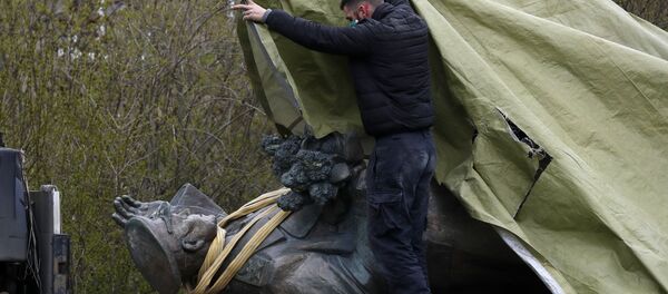 Демонтаж памятника маршалу Коневу в Праге - Sputnik Латвия